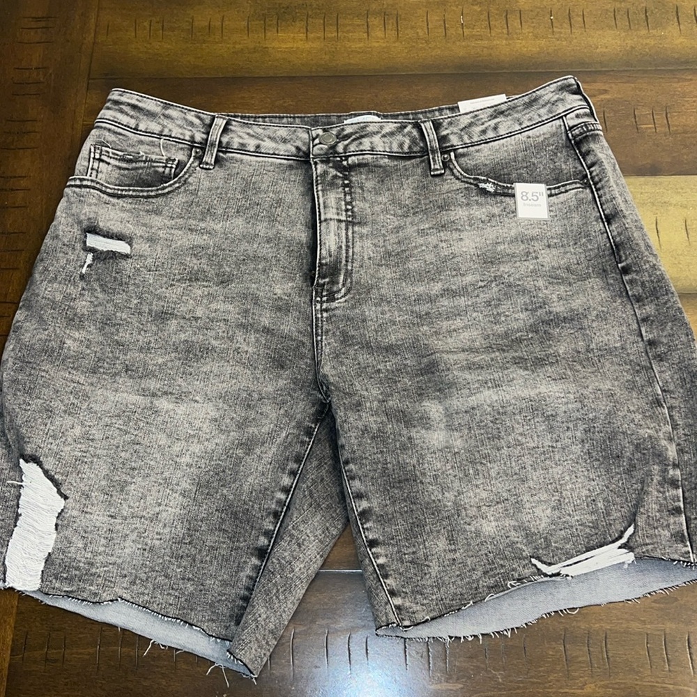 Time and Tru Women’s Black Distressed Jean Shorts NWT SIZE 18
